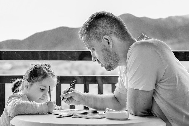 otec a dcera kreslí venku